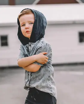 Новая модная детская рубашка для мальчиков с коротким рукавом, капюшоном, застежкой на пуговицы, летние топы с карманами для повседневной носки 6 месяцев-5 лет