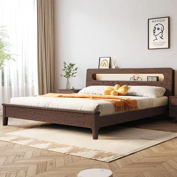 Главная спальня с бревенчатой двуспальной кроватью из массива ясеня в скандинавском современном и простом стиле
